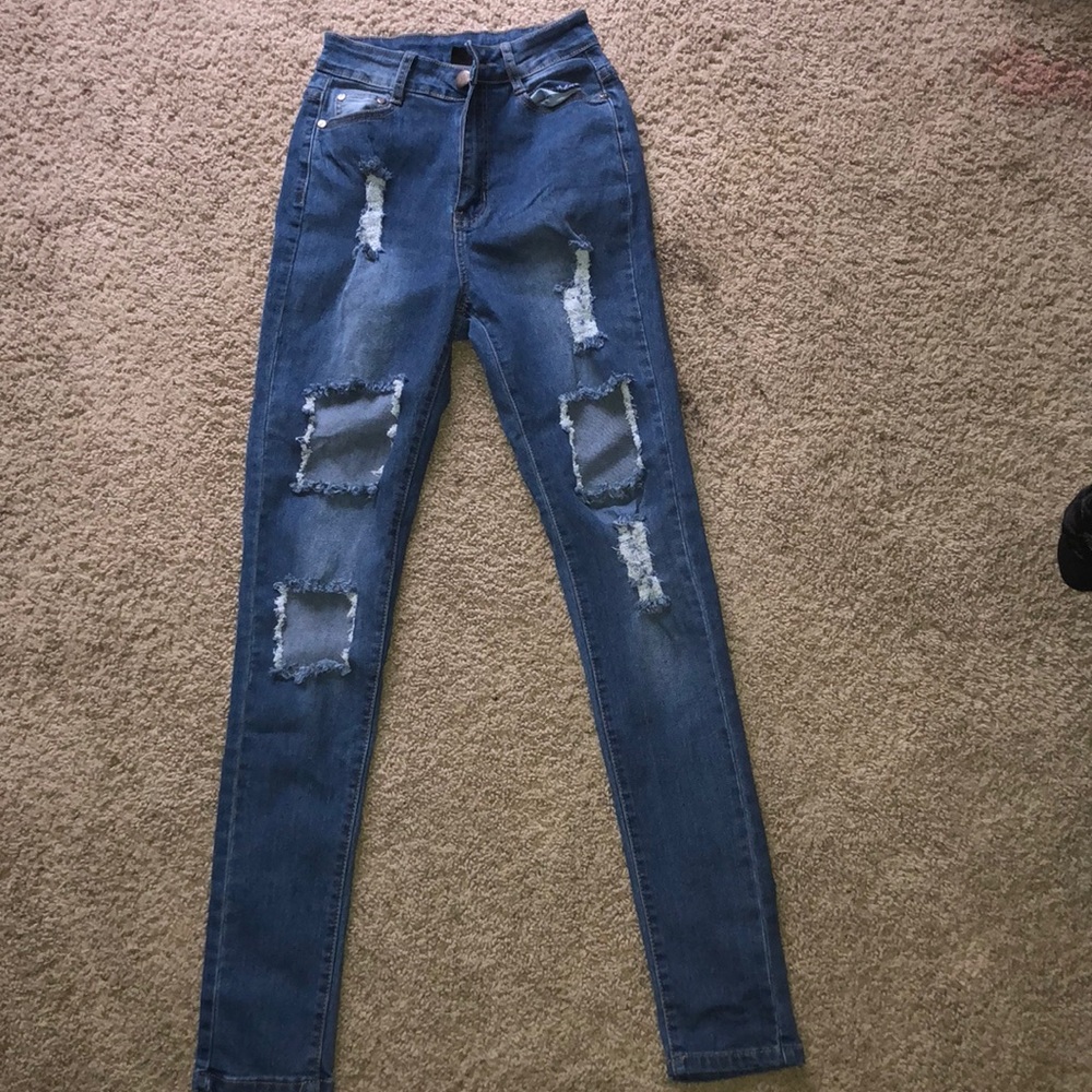 Distressed high waisted jeans